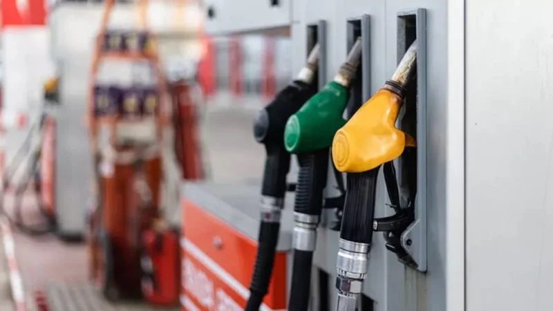 Nisan Şakası Değil! Gece Yarısı Benzine Dev Zam Geldi!